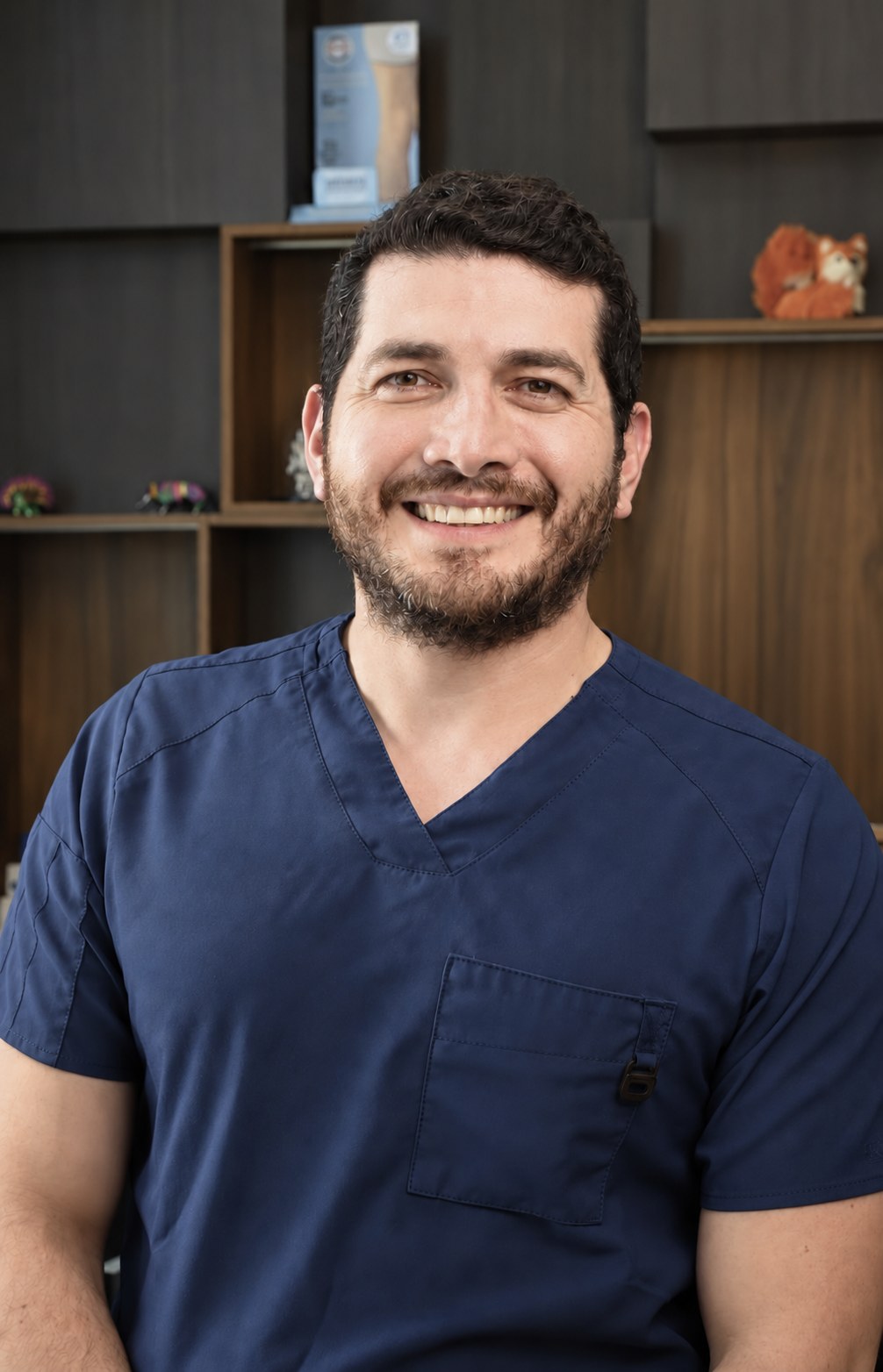 Dr. Gerardo Aguirre en su consultorio